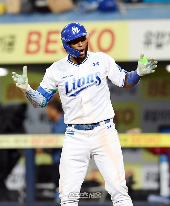 삼성 디아즈가 14일 대구삼성라이온즈파크에서 열린 2025 KBO리그 SSG와 준플레이오프 4차전 8회말 2사 1루 상황에서 SSG 이로운을 상대로 2점 홈런을 친 뒤 기뻐하고 있다. 대구 | 박진업 기자 upandup@sportsseoul.com