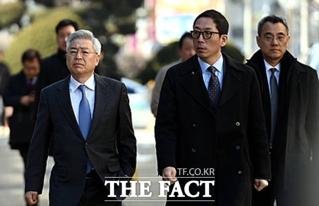 이인수 수원대학교 총장이 지난 2016년 2월 업무상 배임·횡령 혐의 첫 공판을 위해 수원지법 법정으로 들어가고 있다. /뉴시스