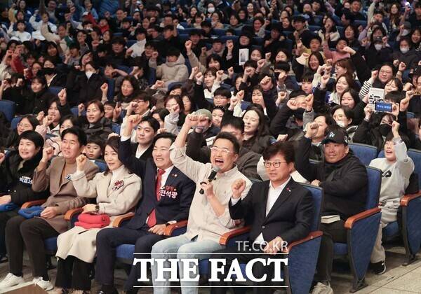 27일 한남대학교 성지관에서 열린 한국사 스타강사 최태성 씨 초청 '미래진로 교육특강'에 청소년과 학부모 등 1000여 명이 참석했다. /대덕구