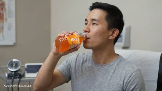 75g 경구 당부하검사는 탄산음료 ‘환타’처럼 오렌지빛을 띠는 용액 250~300mL를 마시고 2시간 뒤 피를 뽑아 혈중 포도당 농도를 잰다. 용액 속에 75g의 포도당이 들어 있다. 혈중 포도당 농도가 200mg/dL 이상이면 재검사를 거쳐 당뇨병으로 확진된다. 이하 그래픽 박지은·이민서