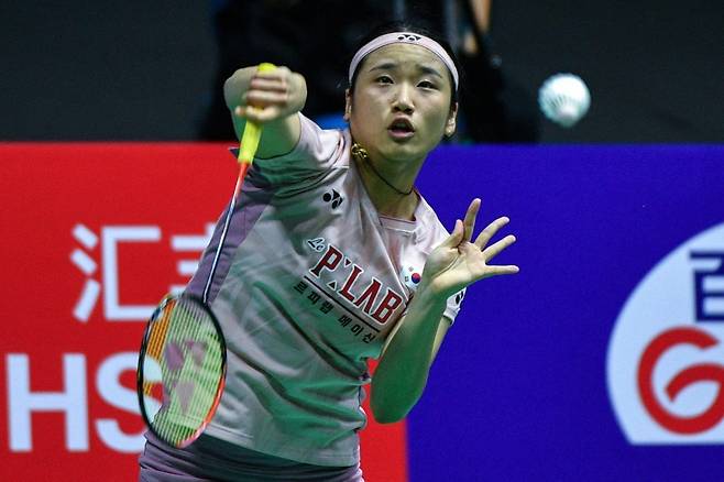 안세영이 7월 25일 중국 창저우에서 열린 중국오픈 배드민턴 대회 여자 단식 8강전에서 천위페이(중국)를 상대로 리턴 샷을 하고 있다. 사진=AFP·연합뉴스