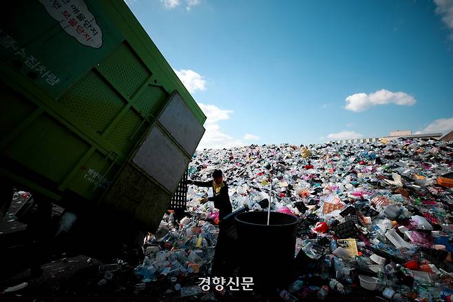 2020년 경기도 수원시 자원 순환센터에서 한 노동자가 트럭에 적재된 폐기물들을 하치하고 있다. 이준헌 기자