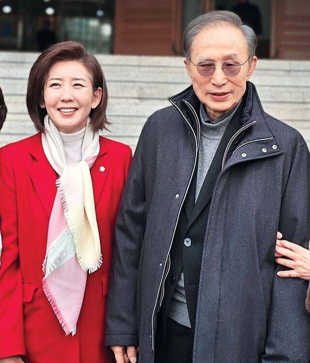 나경원(왼쪽) 국민의힘 의원이 28일 이명박 전 대통령과 함께 서울 강남구의 소망교회 예배에 참석한 뒤 기념촬영을 하고 있다. 독자 제공