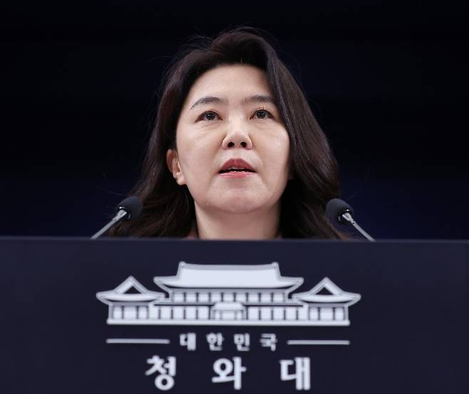 강유정 대변인이 26일 청와대 춘추관에서 이날 용산 대통령실에서 열린 위험직무 순직 유가족 초청 오찬 관련 브리핑을 하고 있다. 연합뉴스