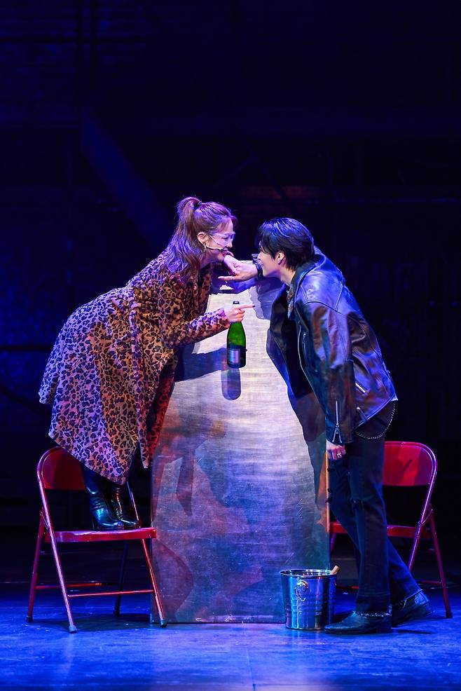 뮤지컬 ‘렌트’의 한 장면. 로저(오른쪽·이해준 분)와 미미(솔지 분)가 ‘Happy New Year’를 부르고 있다. 사진제공 | 신시컴퍼니