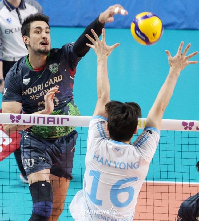 2025-2026 V-리그 남자부 우리카드 대 대한항공 경기가 28일 서울 장충체육관에서 열렸다. 우리카드 아라우조(왼쪽)가 대한항공 정한용 블로킹 위로 강스파이크를 날리고 있다. /사진=김진경 대기자