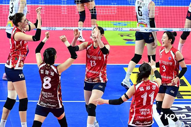 여자 프로배구 IBK기업은행이 28일 경기도 화성체육관에서 열린 진에어 2025-2026 V리그 여자부 3라운드 정관장과의 홈 경기에서 세트 스코어 3-1(25-18 25-22 17-25 25-17)로 이겼다. 사진 한국배구연맹 제공