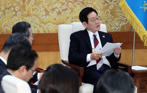 이재명 대통령이 청와대로 첫 출근한 29일 참모진과 차담을 하고 있다. /연합뉴스