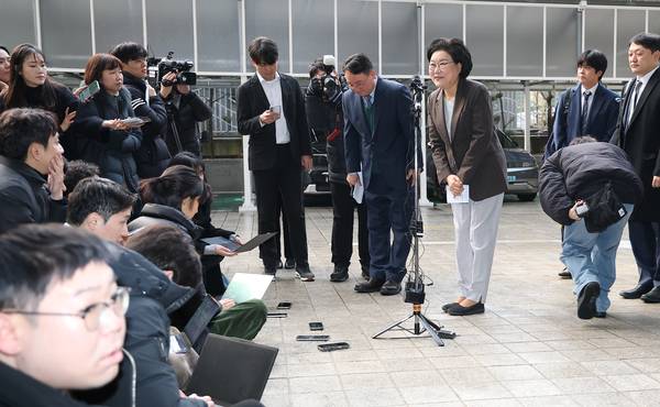 이혜훈 기획예산처 장관 후보자가 29일 서울 중구 예금보험공사에 마련된 인사청문회 준비 사무실로 들어서며 취재진에게 인사하고 있다. /연합뉴스