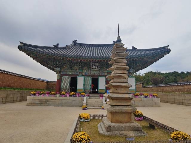 의상대사가 창건한 것으로 전하는 낙산사의 칠층석탑과 원통보전.