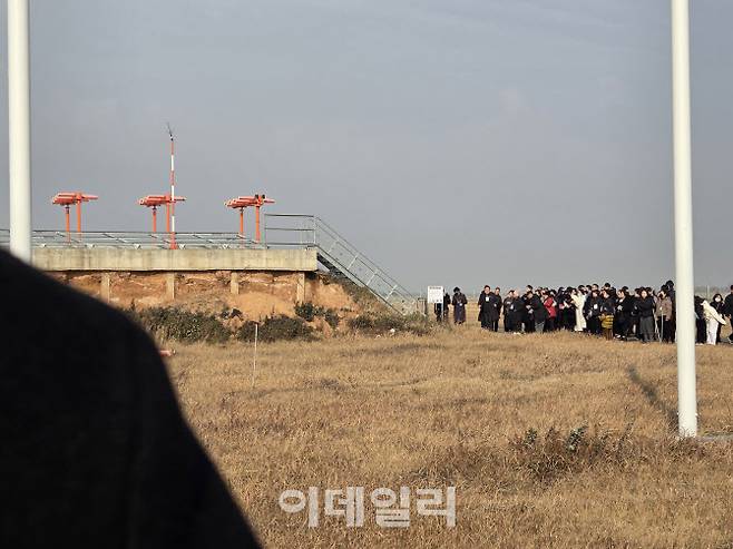 12·29 제주항공 여객기 참사 1주기인 29일 무안국제공항 참사 현장에서 유가족들이 콘크리트 방위각시설(로컬라이저)을 찾아 희생자들을 애도하고 있다. (사진=이데일리 이다원 기자)