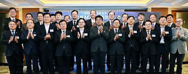 김정관 산업통상부 장관(앞줄 왼쪽 5번째)과 김성범 해양수산부 장관 직무대행(앞줄 왼쪽 7번째)을 비롯한 조선·해운 및 인공지능(AI) 업계 주요 관계자가 29일 서울 롯데호텔에서 열린 자율운항선박 M.AX(제조업 인공지능 전환) 얼라이언스 전략회의에 앞서 기념촬영하고 있다. (사진=산업부)