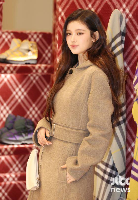 그룹 뉴진스 다니엘이 27일 오전 서울 여의도 더 현대 서울에서 진행된 한 패션 브랜드 행사에 참석해 포즈를 취하고 있다. 김현우 엔터뉴스팀 기자 kim.hyunwoo3@jtbc.co.kr (콘텐트비즈니스본부)