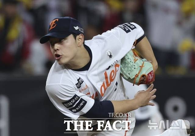 문동주는 내년 시즌 만개한 모습을 보여줘야 한다. 규정 투구이닝을 넘어서는 것이 급선무다. /뉴시스