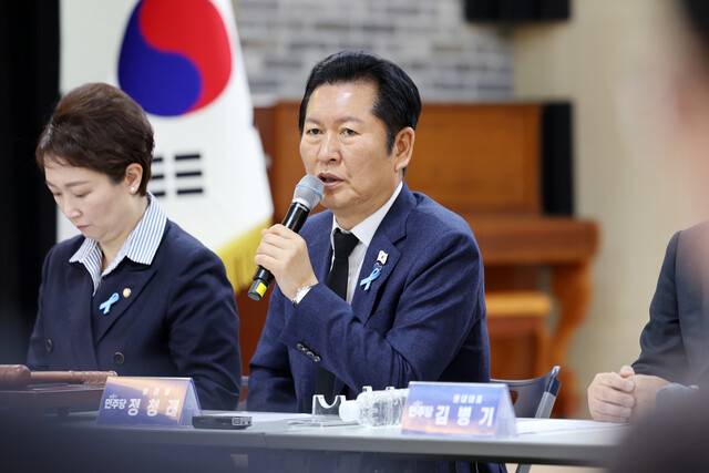 12·29 제주항공 여객기 참사 1주기인 29일 오전 전남 무안군 무안읍 승달문화예술회관에서 열린 더불어민주당 현장최고위원회의에서 정청래 대표가 발언하고 있다. 연합뉴스