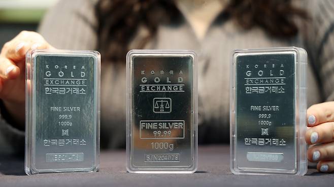 은 가격이 역사적인 랠리 속에서 사상 처음으로 온스당 60달러를 돌파한 가운데 11일 경기 수원시 장안구 한국금거래소 골드쉘 수원장안점에서 직원이 실버바를 내보이고 있다. 뉴스1