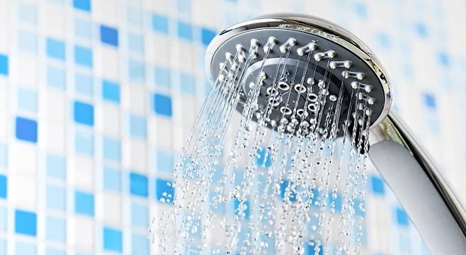 물이 흐르는 샤워기 헤드. 전문가들은 밤샤워와 아침샤워 가운데 ‘정해진 정답’은 없다고 말한다. ⓒ123rf