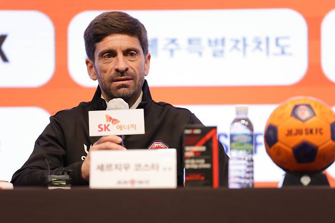세르지우 코스타 제주 감독이 29일 서울 강서구 메이필드호텔에서 열린 취임 기자회견에서 취재진의 질문에 대답하고 있다. 뉴시스