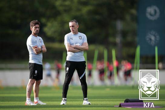 ▲ 코스타 감독이 제주의 지휘봉을 잡은 결정적인 이유에 K리그에 대한 이해도가 꼽힌다. 한국을 지도한 4년의 시간 동안 K리그 현장을 발로 뛰며 다양한 선수들을 정밀하게 분석해왔다. 벤투 감독과 함께 정립한 선진 축구 철학을 제주에 불어넣어 새로운 활기를 일으킬 것으로 기대를 받는다. ⓒ대한축구협회