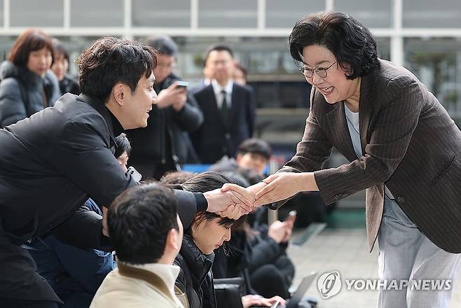 취재진에 인사하는 이혜훈 기획예산처 장관 후보자 (서울=연합뉴스) 김성민 기자 = 이혜훈 기획예산처 장관 후보자가 29일 서울 중구 예금보험공사에 마련된 인사청문회 준비 사무실로 들어서며 취재진에게 인사하고 있다. 2025.12.29 ksm7976@yna.co.kr