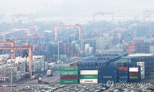 한국 수출, 사상 최초로 7천억달러 돌파…세계 6번째 (평택=연합뉴스) 홍기원 기자 = 올해 한국 수출이 사상 최초로 7천억달러를 돌파했다.
1948년 정부 수립 이후 77년 만에 달성한 역사적 쾌거다. 7천억달러 수출은 미국, 독일, 중국, 일본, 네덜란드에 이어 세계 6번째다.
29일 산업통상부·관세청에 따르면 이날 오후 1시3분 기준, 올해 연간 누적 수출액 7천억달러를 달성한 것으로 잠정 집계됐다.
사진은 이날 경기도 평택항에 컨테이너가 쌓여 있는 모습. 2025.12.29 xanadu@yna.co.kr