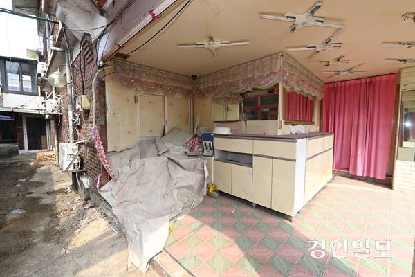 용주골 종사자는 2023년 용주골 전면 폐쇄 계획 발표 이후 하나 둘 용주골을 떠났고 현재 66명만 남았다. 파주시 용주골 성매매 집결지 모습. 2025.3.16 /최은성기자 ces7198@kyeongin.com