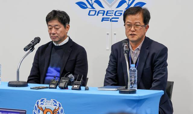 30일 IM뱅크파크 내 대구FC 인터뷰실에 열린 기자간담회에서 장영복 신임 대구FC 단장(오른쪽)과 김병수 대구FC 감독이 질문에 답하고 있다. 김영진 기자 kyjmaeil@imaeil.com