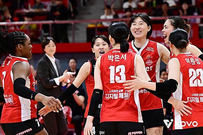 30일 페퍼스타디움에서 열린 GS칼텍스와의 경기에서 페퍼저축은행 선수단이 단체로 환호하고 있다. KOVO 제공