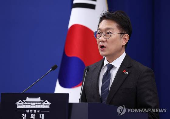 김남준 대변인이 지난 24일 청와대 춘추관에서 이재명 대통령과 김혜경 여사의 희귀 질환 환우·가족 현장 간담회 참석 관련 브리핑을 하고 있다. 〈사진=연합뉴스〉