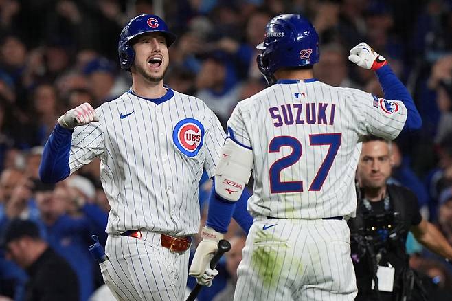 Chicago Cubs' Kyle Tucker (30) celebrates with Seiya Suzuki (27) after hitting a solo home run during the seventh inning of Game 4 of baseball's National League Division Series against the Milwaukee Brewers Thursday, Oct. 9, 2025, in Chicago. (AP Photo/Nam Y. Huh)
<저작권자(c) 연합뉴스, 무단 전재-재배포, AI 학습 및 활용 금지>