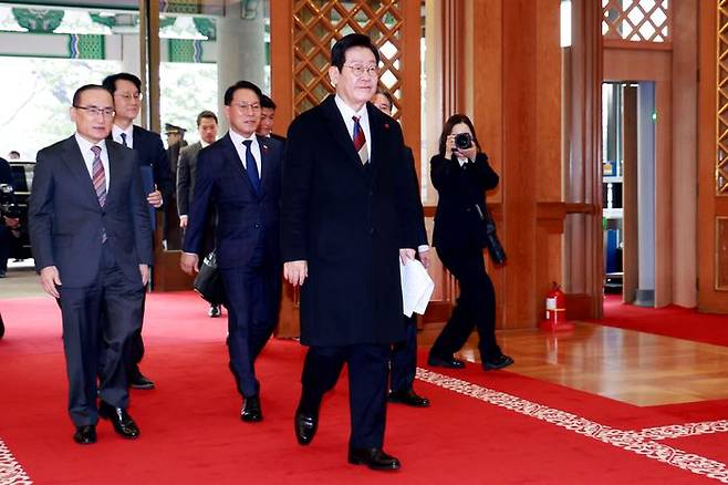 이재명 대통령이 29일 대통령실 이전 작업이 마무리된 청와대 본관으로 첫 출근하고 있다. ⓒ청와대통신사진기자단