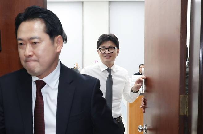 지난해 12월 11일 당시 한동훈 국민의힘 대표가 서울 여의도 국회 당대표실에서 회의를 하던 중 잠시 문을 열어 장동혁 등 의원들을 배웅하고 있다. 뉴시스