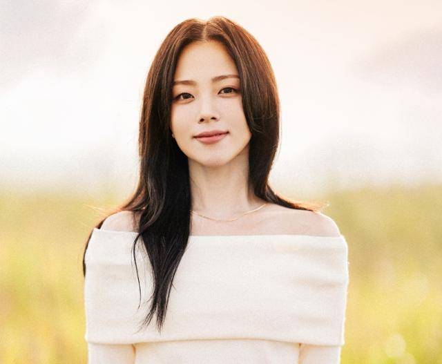 가수 박혜원(흰)이 연말을 맞아 소외계층을 위한 지원금을 기부하며 선한 영향력을 전했다. 뉴오더엔터테인먼트 제공