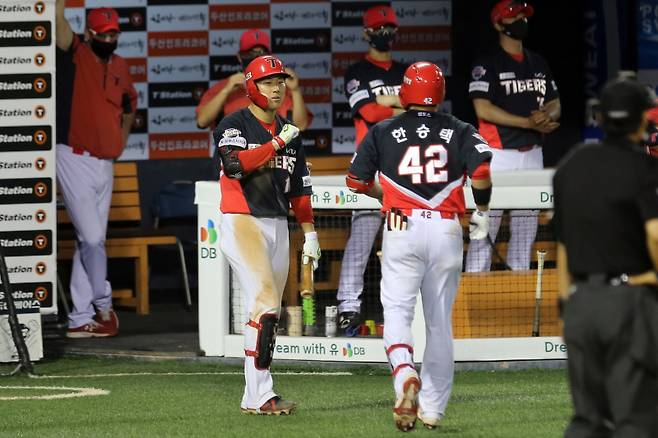 KIA 시절 당시 최원준-한승택. 사진=KIA 타이거즈