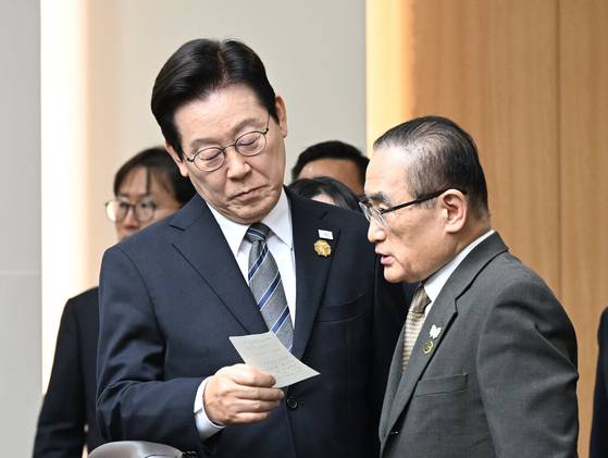 이재명 대통령이 10월 30일 경북 경주 APEC 정상회의장에서 르엉 끄엉 베트남 국가주석과 한-베트남 양자회담을 하기 전 위성락 국가안보실장과 대화하고 있다. 대통령실사진기자단