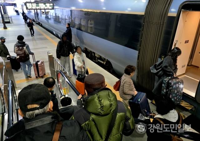 ▲ 30일 오전 9시 30분쯤 강릉시민과 관광객들이 강릉역 승강장에서 동해선 KTX-이음 부산 부전행 첫 열차를 타고 있다. 황선우 기자