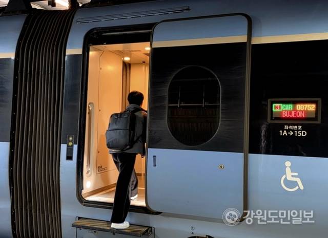 ▲ 30일 오전 9시 30분쯤 강릉시민과 관광객들이 강릉역 승강장에서 동해선 KTX-이음 부산 부전행 첫 열차를 타고 있다. 황선우 기자