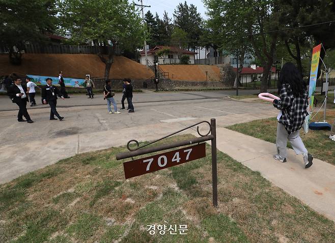 서울 용산어린이정원이 개방된 지난 2023년 5월, 예약 방문객들이 관람하고 있다. 대통령실사진기자단 경향신문 김창길기자