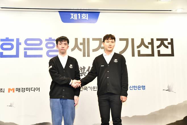 초대 기선전 결승을 펼치는 박정환 9단(오른쪽)과 왕싱하오 9단. 한국기원 제공