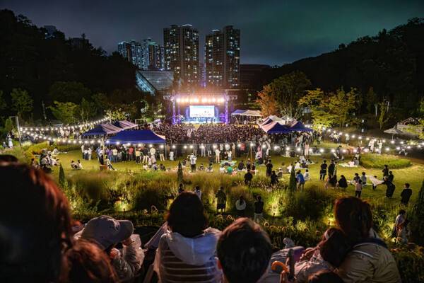 10월 수원시민들이 영흥수목원에서 열린 숲속의 별빛음악회를 즐기고 있다. 수원시 제공