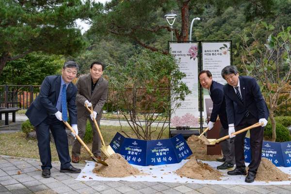 수원시와 봉화군의 상생협력으로 리모델링한 ‘청량산 수원캠핑장’ 개장식에서 양 도시 시장과 부의장이 기념식수를 하고 있다. 수원시 제공