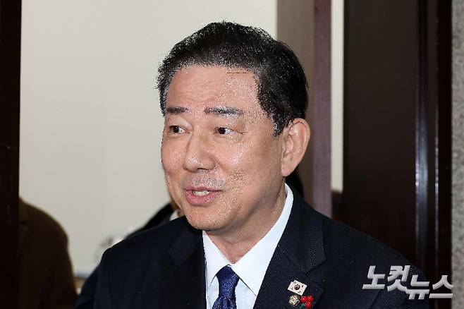 더불어민주당 김병기 원내대표가 24일 서울 여의도 국회에서 '가족 항공사 의전 의혹'에 대한 답을 하고 있다. 김 원내대표는 자신의 SNS에 "오히려 생후 6개월 된 손자 출국을 알게 된 보좌직원이 대한항공에 편의를 요청하겠다고 했는데 며느리가 사설 패스트트랙을 신청하여 필요 없다고 하였디"며 해명했다. 박종민 기자