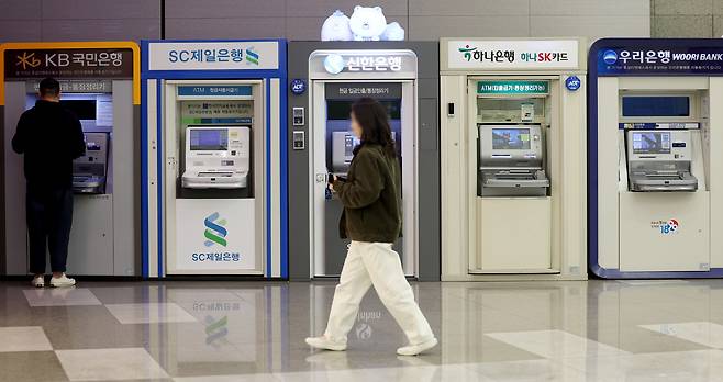 서울 시내 한 지하 공간에 주요 시중은행의 현금자동입출금기(ATM)가 나란히 설치돼 있다. 최근 고금리 파킹통장과 CMA 등 단기 자금 운용 상품을 둘러싼 은행·증권사 간 경쟁이 이어지고 있다. 뉴시스