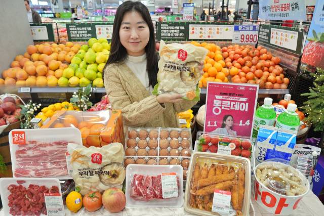 서울시 중구 롯데마트 제타플렉스 서울역점에서 직원이 '통큰데이' 행사를 홍보하고 있다. 사진 제공=롯데마트