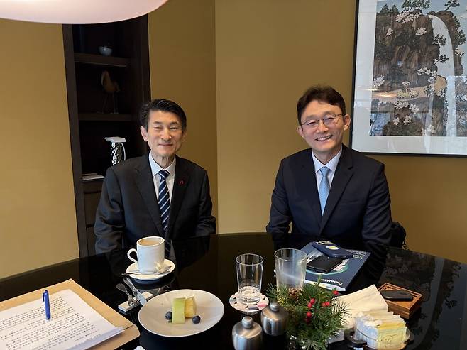 박윤영 KT 차기 대표이사 후보(오른쪽)와 김용현 KT 이사회 의장이 지난 29일 서울 강남구 안다즈 서울강남에서 회동을 갖고 경영 현안을 논의하고 있다. ⓒ연합뉴스