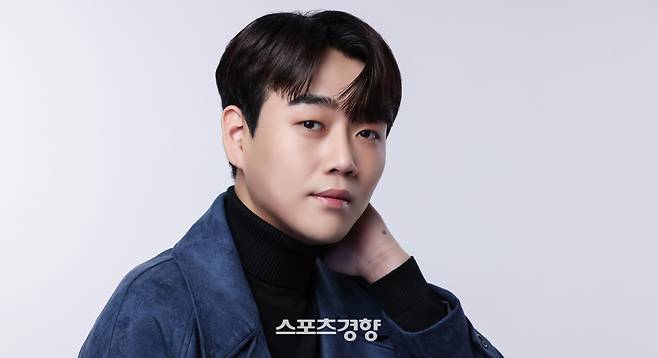 포즈를 취하고 있는 가수 황영웅. 골든보이스 제공