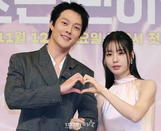 배우 장기용, 안은진이 5일 오후 서울 양천구 목동 SBS에서 진행된 새 수목드라마 '키스는 괜히 해서!' 제작발표회에 참석해 포즈를 취하고 있다. /2025.11.05 /사진=이동훈 photoguy@