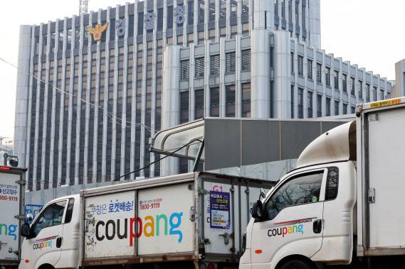 서울 시내 한 쿠팡 물류센터 앞에 주차돼 있는 쿠팡 배송트럭 너머로 경찰청이 보이고 있다.(사진=뉴스1)