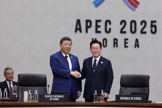 이재명(오른쪽) 대통령이 지난달 1일 경주화백컨벤션센터(HICO)에서 열린 2025 아시아태평양경제협력체(APEC) 정상회의 의장국 인계식에서 2026 APEC 의장국인 중국의 시진핑 국가주석에게 의장직 지위를 넘기며 악수하고 있다. (사진=연합뉴스)