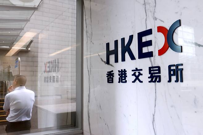 중국 홍콩 센트럴 금융 지구에 있는 홍콩거래소(HKEX) 로고. /연합뉴스